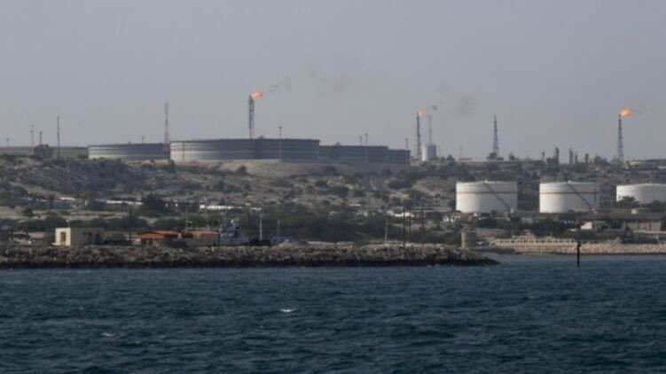 Эрон таҳдид мекунад, ки иншооти нафту гази кишварҳоро, ки ба Иелотҳо барои ҳамла ба ҷазираи Харк пойгоҳ медиҳанд, нобуд мекунад