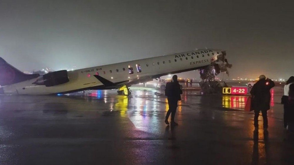 Зиеда аз 40 нафар пас АЗ ҲОДИСАИ ФАВҚУЛОДДА бо ҳавопаймо дар фурудгоҳи Ню Йорк дар беморхона бистарӣ шуданд