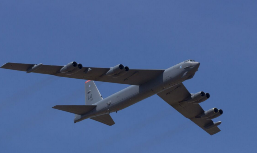 Дар пойгоҳи бритоние се бомбаборони ИМА B фуруд омаданд дар пойгоҳи бритоние се бомбаборони амрикоии B-5252 фуруд омаданд