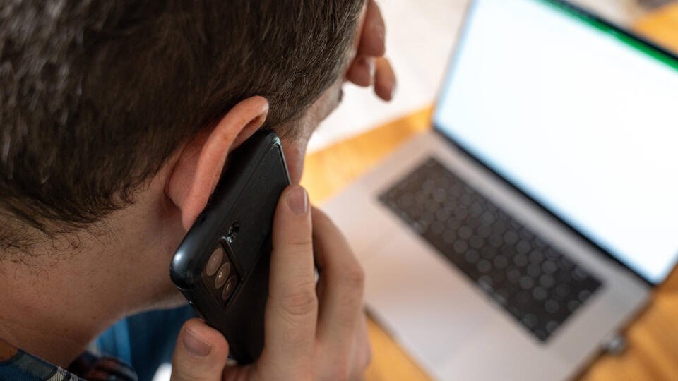 Корманди собиқи полис худро духтари наврас нишон дода, як зани бритониеиро таҷовуз кардааст