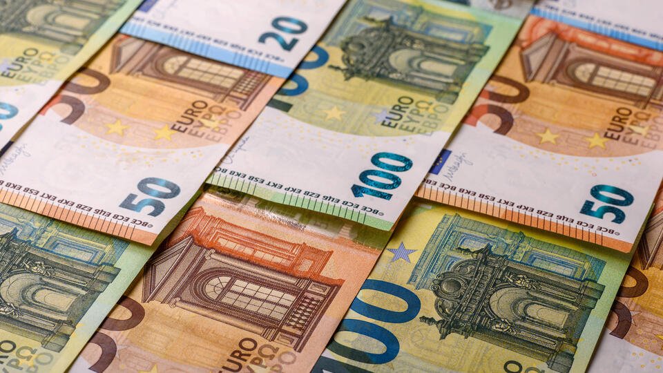 Иссокомиссар: Ба Украина сарфи назар аз ветои Маҷористон 90 миллиард евро қарз дода мешавад