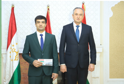 Раиси вилояти Хатлон Давлаталӣ Саид ба паҳлавон Абдуллои Ориф барои дастоварди назаррас дар мусобиқаи байналмилалӣ 20 ҳазор сомонӣ мукофотпулӣ тақдим намуд.