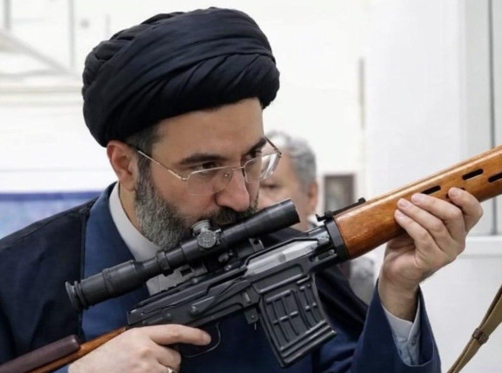 Муҷтабо Хоманаӣ раҳбари нави Эрон муаррифӣ шуд