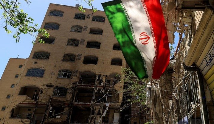 Теҳрони харобшуда азми то охир мубориза бурданро нишон медиҳад