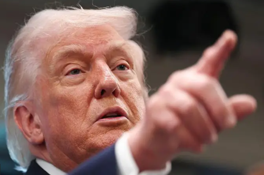 Трамп Дар сурати рад кардани кушодани ағбаи Ормуз Ба Эрон "асри санг" таҳдид мекунад