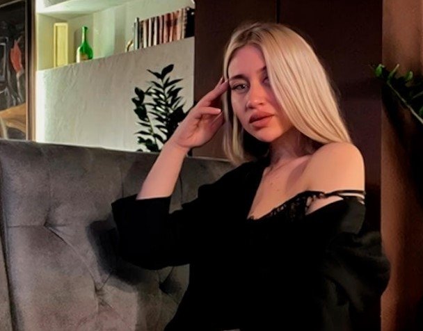 Мард дӯстдоштаашро аз тиреза берун кард ва дар Назди Москва зиндагӣ кард