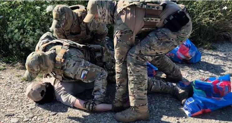 ФСБ аз ҳамлаи террористӣ дар назди бинои прокуратураи Пятигорск пешгирӣ кард